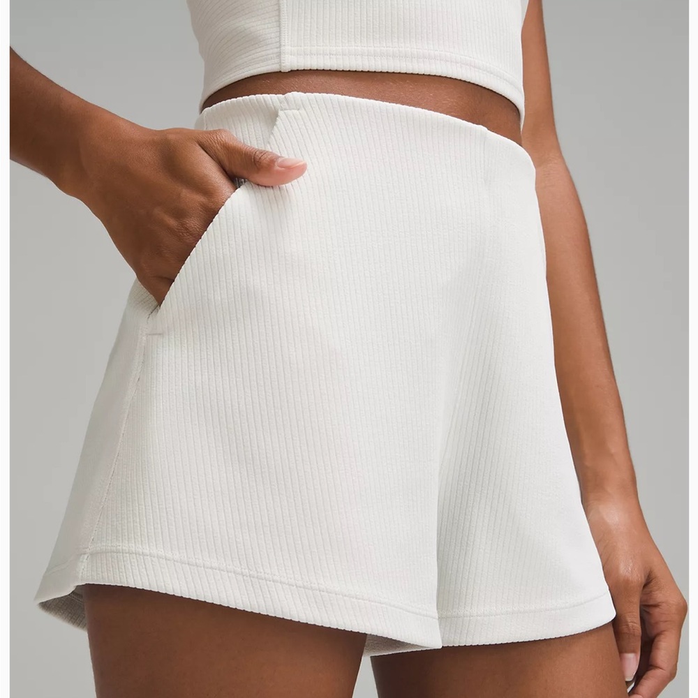 Lululemon 🤍 Ribbed Softstreme High-Rise Short 2"